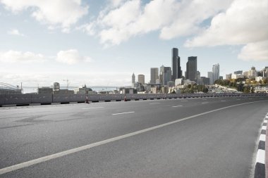 Şehir silueti olan boş yol