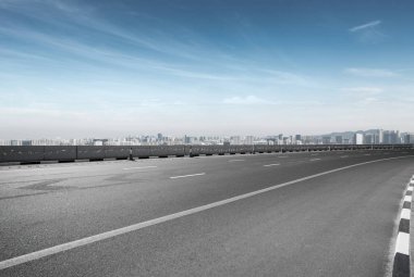 Şehir silueti olan boş yol