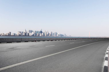 Şehir silueti olan boş yol