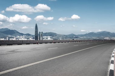 Şehir silueti olan boş yol