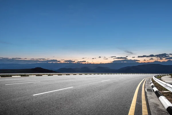 Sunrsise と空のアスファルト道路 — ストック写真