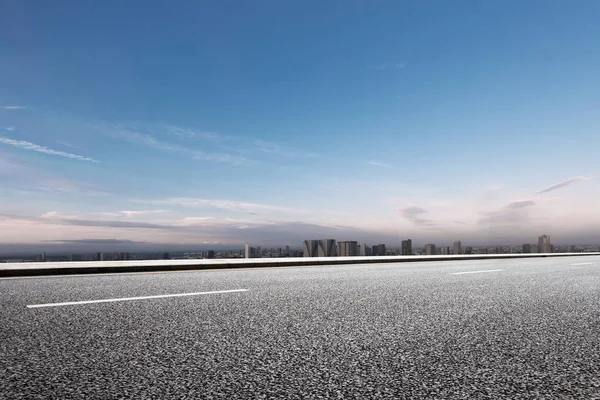 Tom Asfaltvägen Med Moderna Stadens Silhuett — Stockfoto