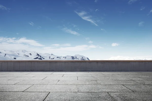 Mattone Vuoto Terra Con Montagne Neve Come Sfondo — Foto Stock