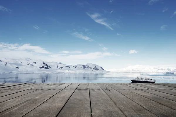 Leerer Ziegelboden Mit Schneebergen Als Hintergrund — Stockfoto