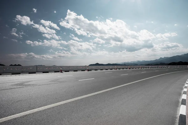 風景と空のアスファルト道路 — ストック写真