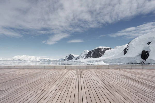 Chão Tijolo Vazio Com Montanhas Neve Como Fundo — Fotografia de Stock