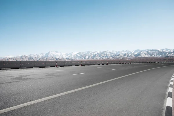風景と空のアスファルト道路 — ストック写真