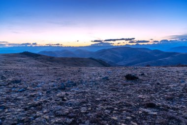 dağın zirvesinde gündoğumu ile boş arazi