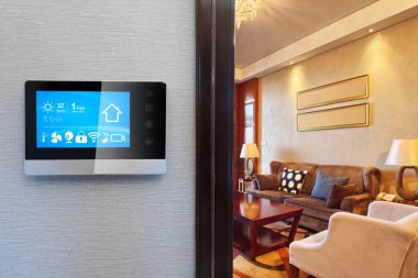 modern oturma odasında duvarda akıllı ev uygulamaları ile akıllı ekran