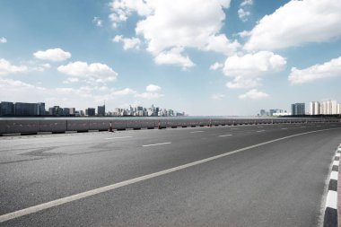 Şehir silueti olan boş yol