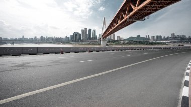 Şehir silueti olan boş yol