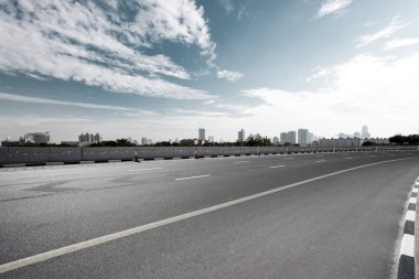 Şehir silueti olan boş yol