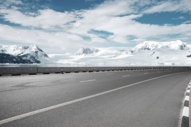 boş asfalt yol ile peyzaj