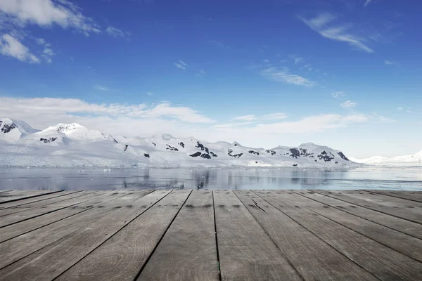 Пустая Кирпичная Земля Снежными Горами Качестве Фона — стоковое фото