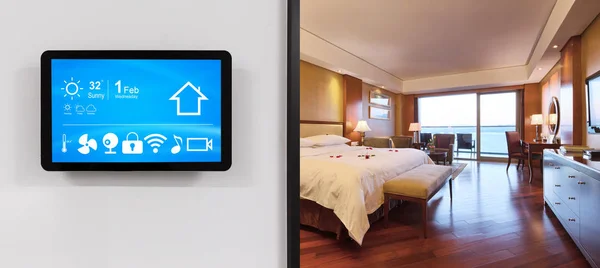 Modern Oturma Odasında Duvarda Akıllı Uygulamaları Ile Akıllı Ekran — Stok fotoğraf