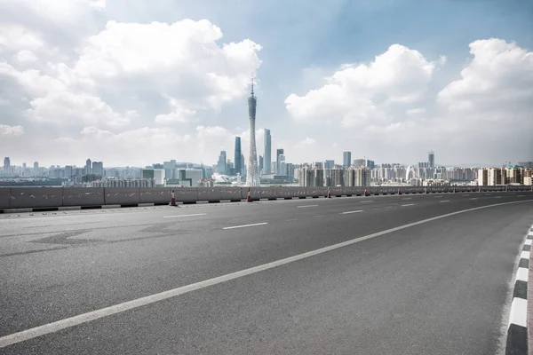 Şehir silueti olan boş yol