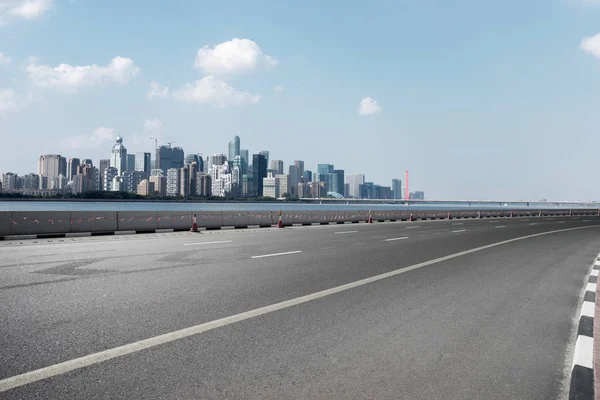 Şehir silueti olan boş yol