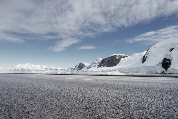 Mattone Vuoto Terra Con Montagne Neve Come Sfondo — Foto Stock