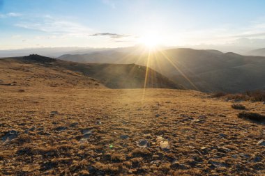 dağın zirvesinde gündoğumu ile boş arazi
