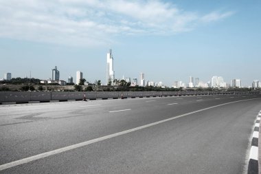 Şehir silueti olan boş yol