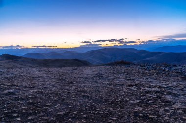 dağın zirvesinde gündoğumu ile boş arazi