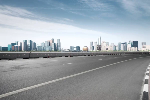 Strada Vuota Con Skyline Della Città — Foto Stock