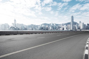 Şehir silueti olan boş yol