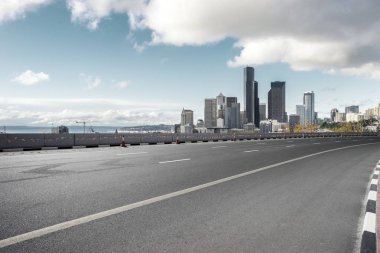 Şehir silueti olan boş yol