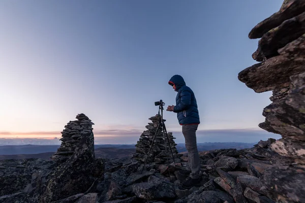 Man Take Photo Top Mountain Sunrise — Stock Photo, Image