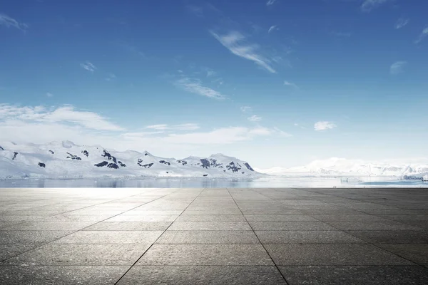 Terrain Brique Vide Avec Des Montagnes Neige Comme Arrière Plan — Photo