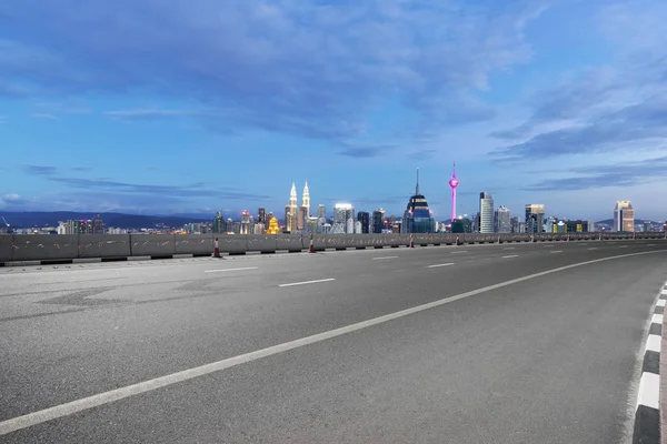 Carretera Vacía Con Horizonte Ciudad — Foto de Stock