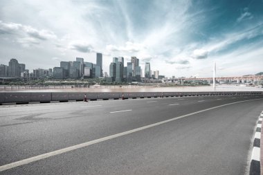 Şehir silueti olan boş yol