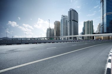 Şehir silueti olan boş yol