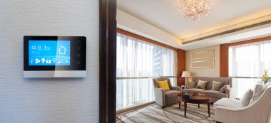 modern oturma odasında duvarda akıllı ev uygulamaları ile akıllı ekran