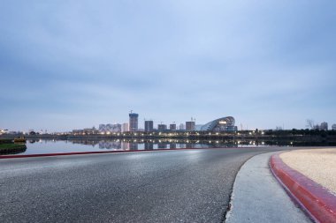 Boş asfalt yol ile modern şehir manzarası