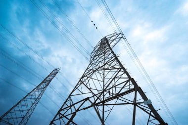 Yüksek voltaj direği. Yüksek voltajlı gökyüzü arkaplanı.