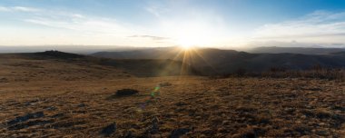 dağın zirvesinde gündoğumu ile boş arazi