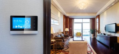 modern oturma odasında duvarda akıllı ev uygulamaları ile akıllı ekran