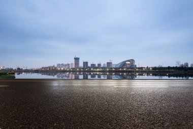 Boş asfalt yol ile modern şehir manzarası