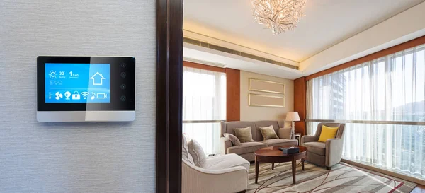 Schermo Intelligente Con Applicazioni Smart Home Parete Nel Salotto Moderno — Foto Stock