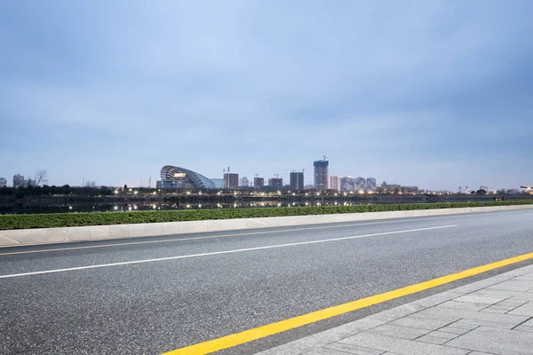 Boş Asfalt Yol Ile Modern Şehir Manzarası — Stok fotoğraf