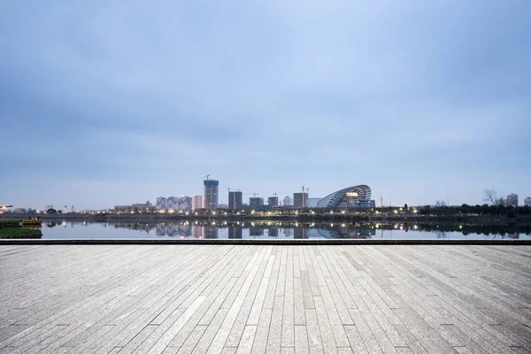 Suelo Vacío Con Horizonte Ciudad Moderna — Foto de Stock