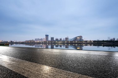 Boş asfalt yol ile modern şehir manzarası