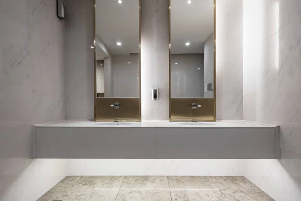 Toaletu Interiér Moderní Budově — Stock fotografie