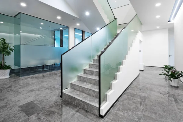 Escalier Dans Bureau Moderne Vide — Photo