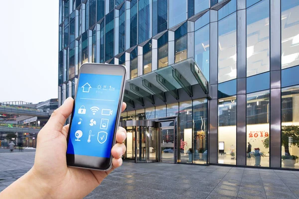 Mobiltelefon Mit Smart Home Vor Bürogebäude — Stockfoto