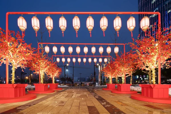 中国の祭りのためのオフィスビルの前に赤い提灯 — ストック写真