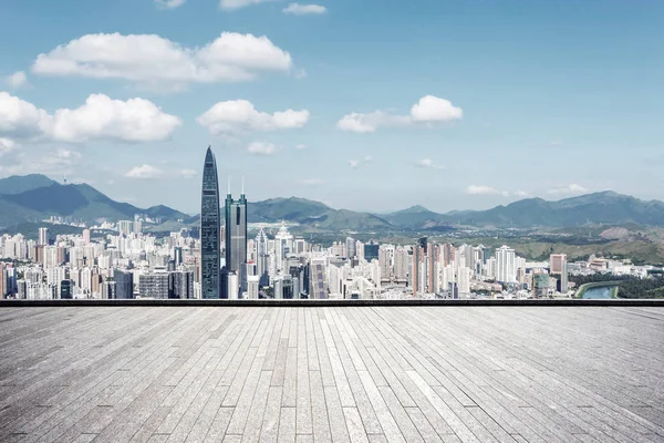青い空の下で視点を見下ろす近代的な都市の高層ビル — ストック写真