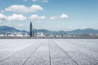 perspektif mavi gökyüzü altında bakan ile modern bir şehir gökdelenler