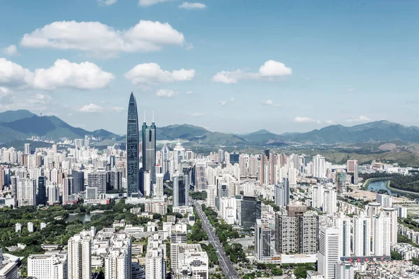 Wolkenkratzer Einer Modernen Stadt Mit Aussicht Unter Blauem Himmel — Stockfoto